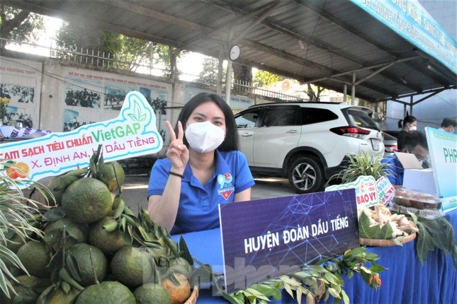 Bình Dương tuyên dương tình nguyện viên chống dịch ảnh 9
