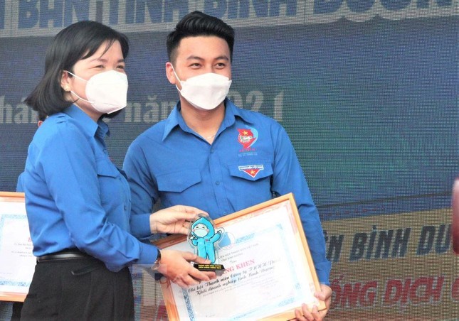 Bình Dương tuyên dương tình nguyện viên chống dịch ảnh 2