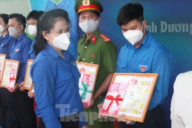 Bình Dương tuyên dương tình nguyện viên chống dịch ảnh 3