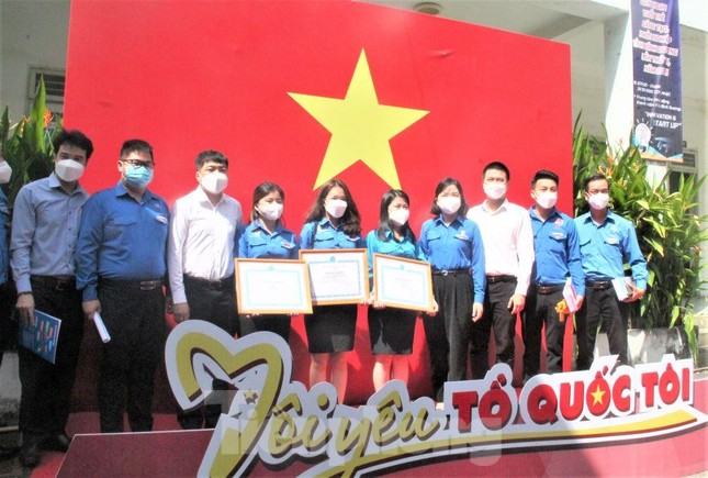 Bình Dương tuyên dương tình nguyện viên chống dịch ảnh 1