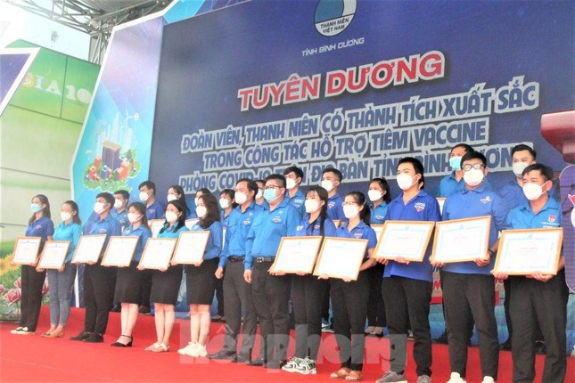 Bình Dương tuyên dương tình nguyện viên chống dịch ảnh 5