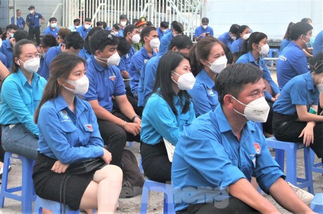 Bình Dương tuyên dương tình nguyện viên chống dịch ảnh 7