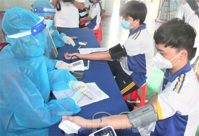 Gần 100% học sinh THPT ở Bình Dương được tiêm vắc xin mũi 1 ảnh 1
