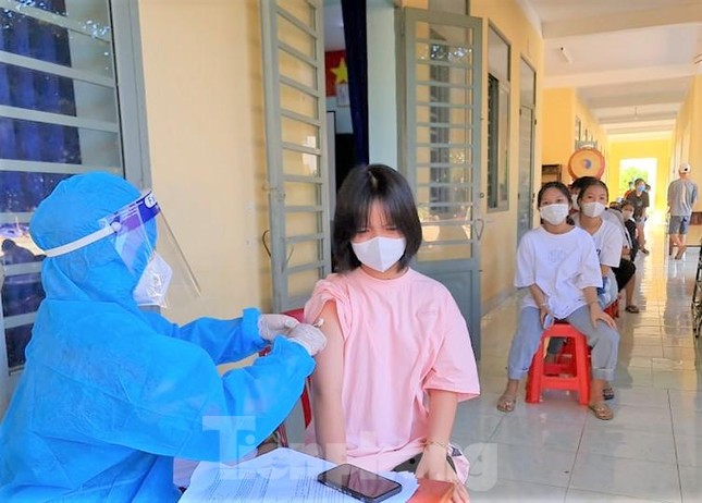 Lần đầu tiên trẻ em vùng biên giới được tiêm vắc xin phòng COVID-19 ảnh 5