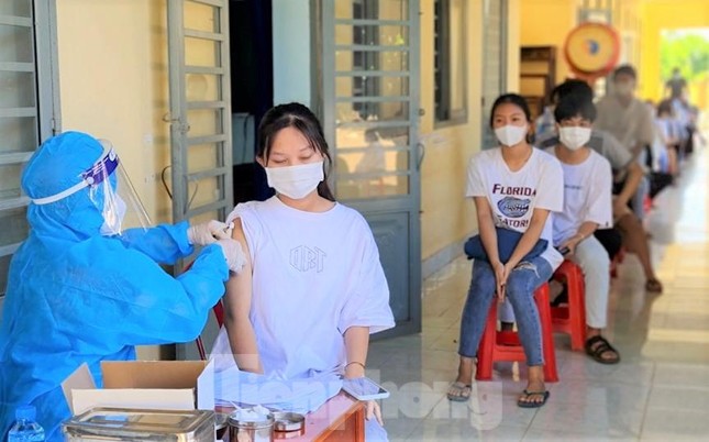 Lần đầu tiên trẻ em vùng biên giới được tiêm vắc xin phòng COVID-19 ảnh 4
