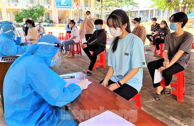 Lần đầu tiên trẻ em vùng biên giới được tiêm vắc xin phòng COVID-19 ảnh 3