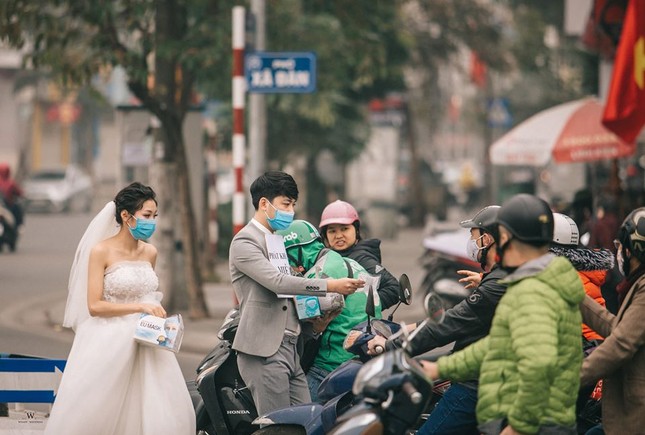 Ấn tượng ảnh cưới tặng khẩu trang 'chống corona' của đôi trẻ 9x ảnh 2