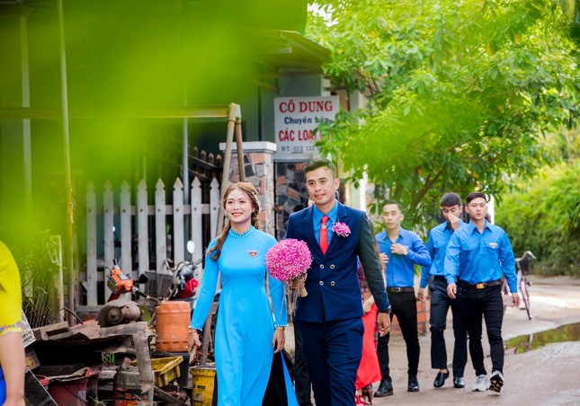 Ảnh cưới độc đáo của cô dâu chú rể là cán bộ Đoàn ảnh 3