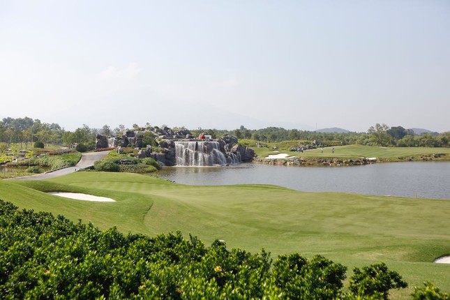 Các golfer thử sức hố số 19 tại Kings Course ảnh 2