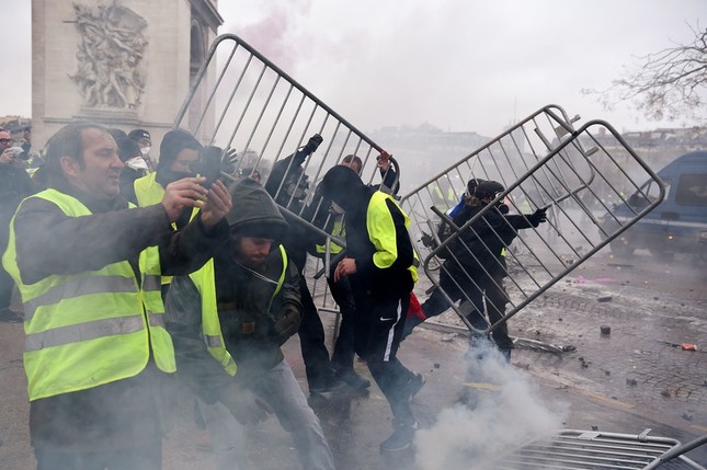 Biểu tình bùng phát ở Paris, 200 người bị bắt, 80 người bị thương ảnh 3
