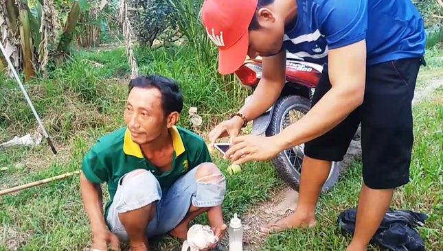 Người dân ùn ùn đến xem dê con 2 đầu ảnh 1