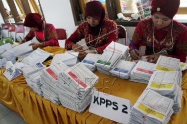 Hàng chục nhân viên kiểm phiếu chết vì kiệt sức trong cuộc bầu cử Indonesia ảnh 1