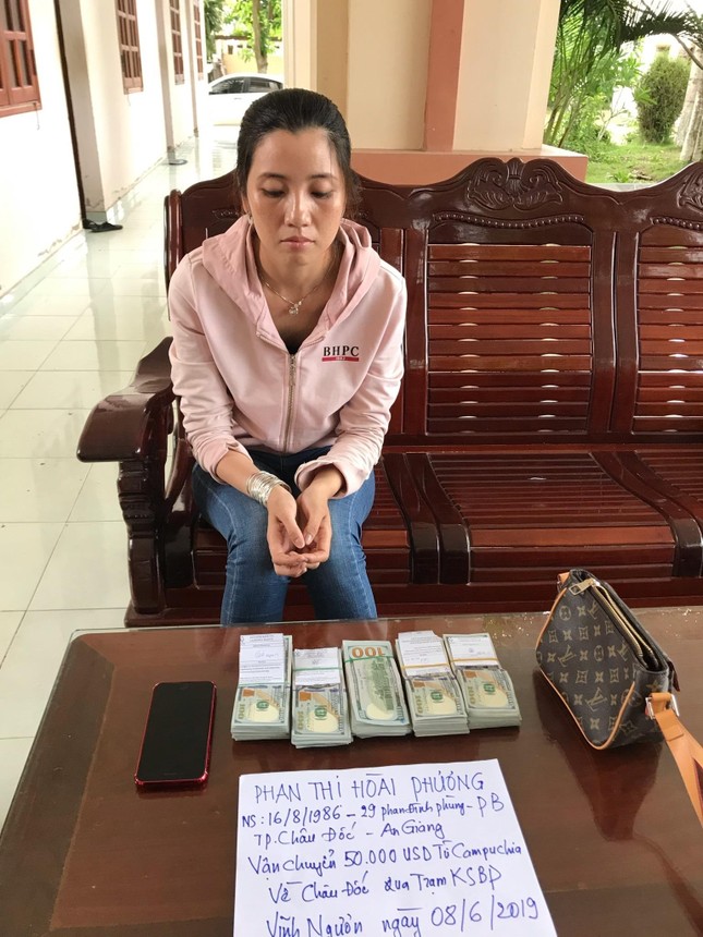 Bắt quả tang một phụ nữ vận chuyển 50.000 USD từ Campuchia về Việt Nam ảnh 2