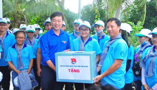 Bí thư thứ nhất Trung ương Đoàn thăm sinh viên tình nguyện Bạc Liêu và Đồng Tháp ảnh 1