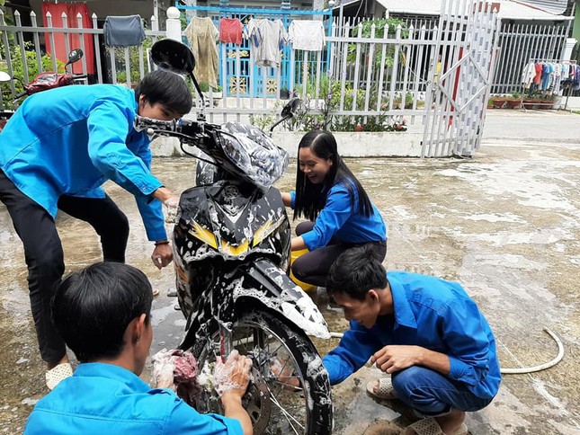 Đoàn viên thanh niên rửa xe gây quỹ tặng quà trung thu cho trẻ em khuyết tật ảnh 1