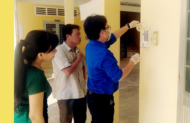 Sinh viên Trà Vinh chế nước rửa tay phát miễn phí ảnh 1