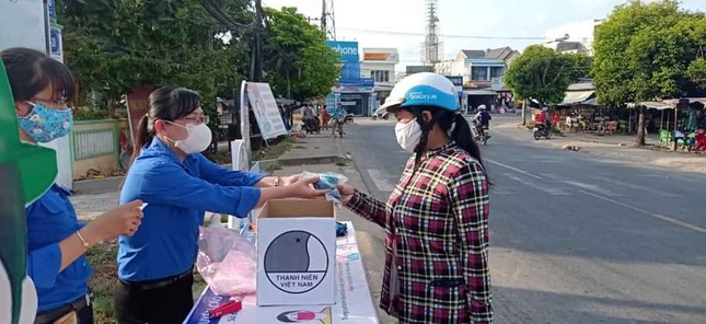 Bạn trẻ xứ dừa may khẩu trang, làm bồn rửa tay từ lốp xe ảnh 2