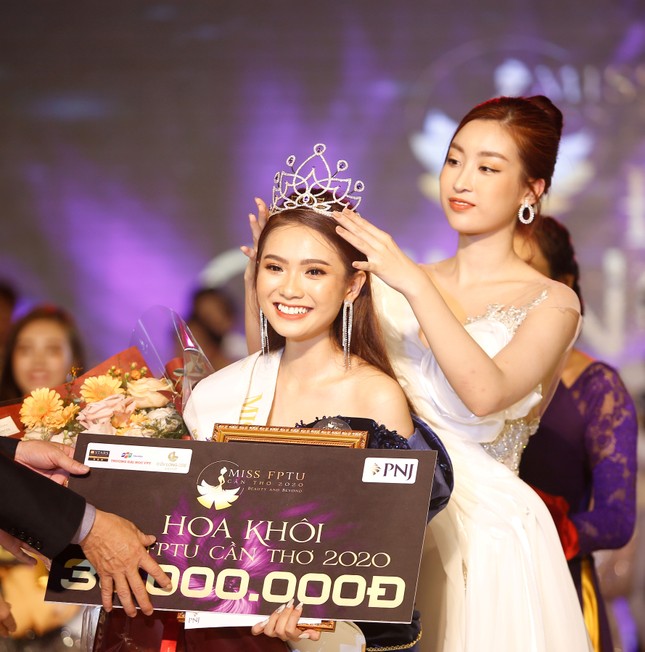 Hoa hậu Đỗ Mỹ Linh trao vương miện cho tân Hoa khôi đại học FPT Cần Thơ ảnh 1