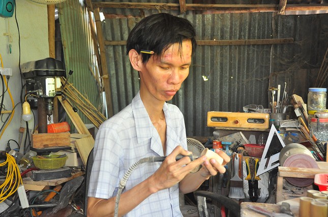 Tác phẩm nghệ thuật từ tre qua bàn tay khéo léo của chàng trai khuyết tật ảnh 1