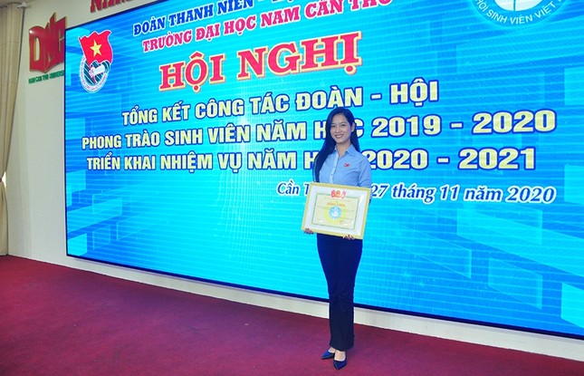 Người đẹp áo dài Hoa hậu Việt Nam được tặng giấy khen về công tác Đoàn ảnh 1