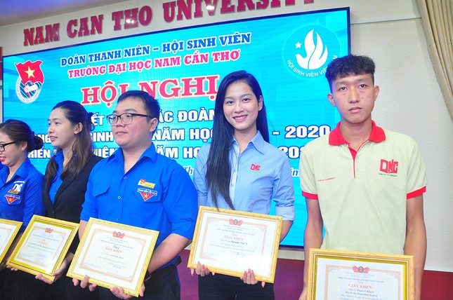 Người đẹp áo dài Hoa hậu Việt Nam được tặng giấy khen về công tác Đoàn ảnh 3