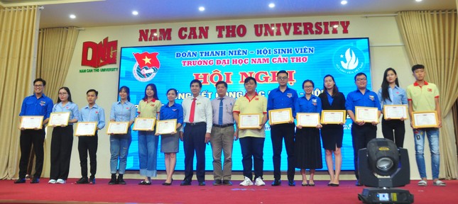 Người đẹp áo dài Hoa hậu Việt Nam được tặng giấy khen về công tác Đoàn ảnh 4