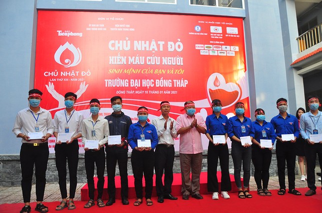 Hàng trăm bạn trẻ tham gia hiến máu tại trường ĐH Đồng Tháp ảnh 13