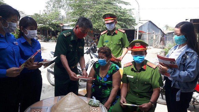Chiến sỹ biên phòng 'gõ cửa từng nhà' tuyên truyền phòng dịch ảnh 3