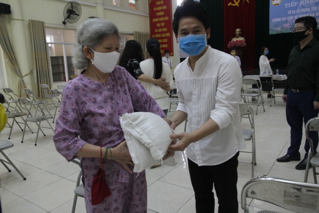 Cùng nghệ sĩ phát gạo thời dịch COVID-19 ảnh 1