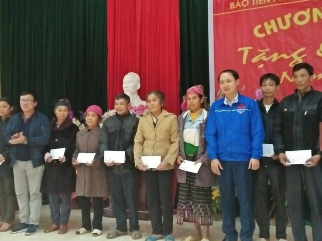 Trao tặng quà Tết cho người nghèo ở Thanh Hóa ảnh 1