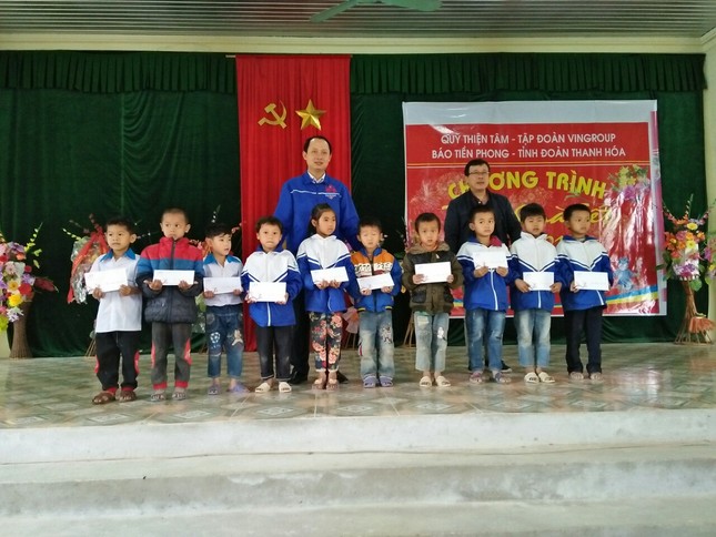 Trao tặng quà Tết cho người nghèo ở Thanh Hóa ảnh 2