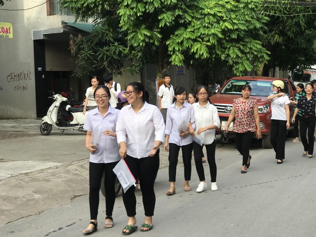 Hơn 35.000 thí sinh Thanh Hoá bước vào 'chảo lửa' thi lớp 10 ảnh 1