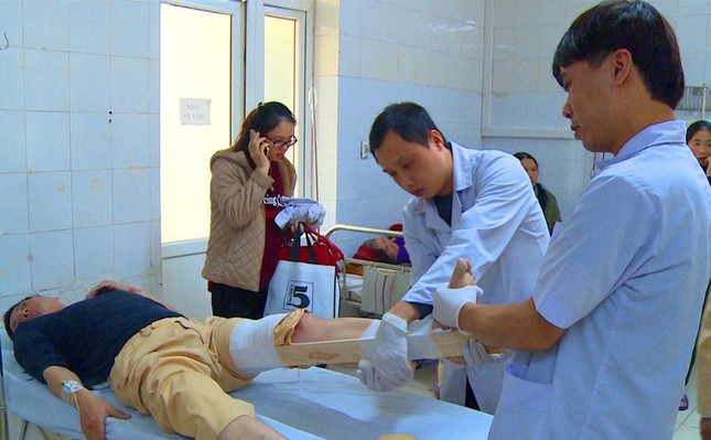 Một Đại uý CSGT bị xe tông trực diện khi làm nhiệm vụ ảnh 1