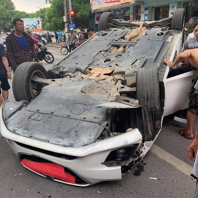 Đâm vào xe khác, ô tô 5 chỗ lật ngửa giữa phố đông người ảnh 3