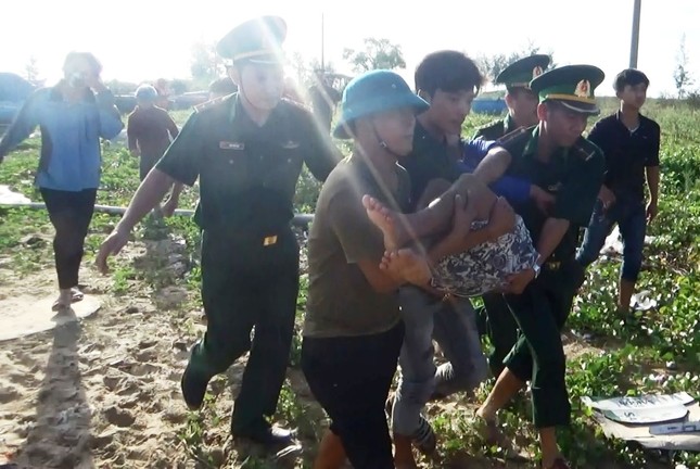 Cứu sống thuyền viên bị đột quỵ trên biển trong đêm tối ảnh 2