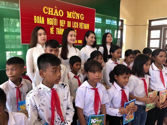 Dàn Người đẹp Du lịch tặng quà học sinh dân tộc Bru-Vân Kiều ảnh 1