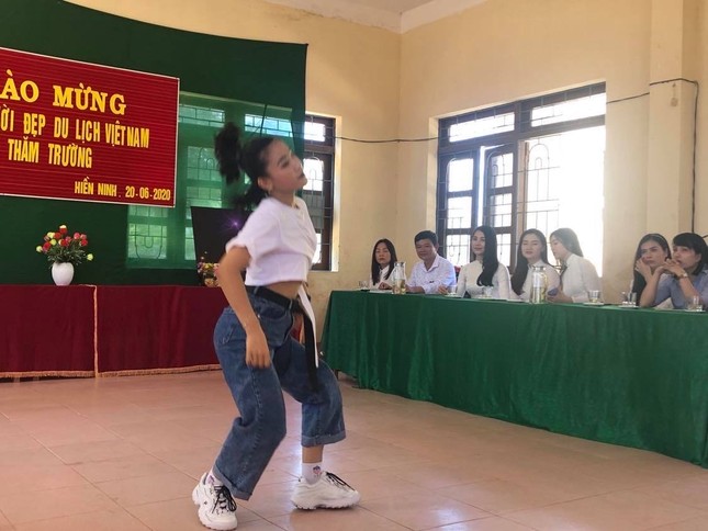 Dàn Người đẹp Du lịch tặng quà học sinh dân tộc Bru-Vân Kiều ảnh 2