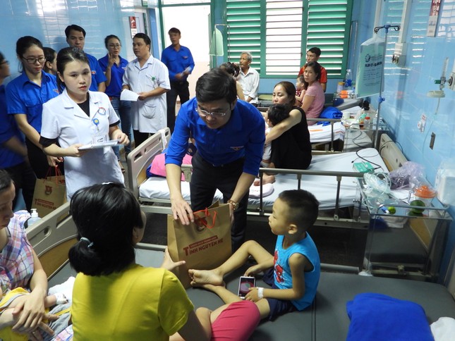 Trao 3.000 suất cơm đến bệnh nhân khó khăn tại Quảng Bình ảnh 3