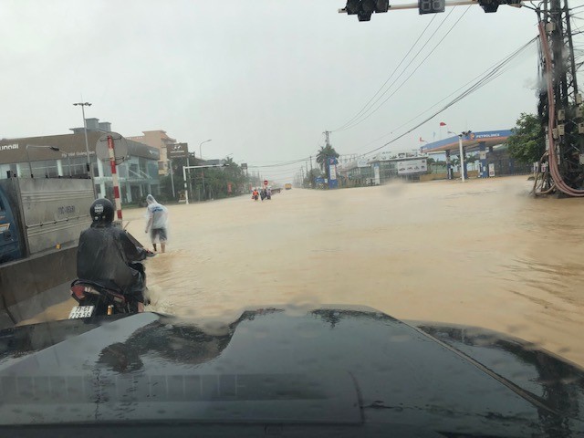 Nước lũ lần đầu tiên tấn công thành phố cửa biển Đồng Hới ảnh 1