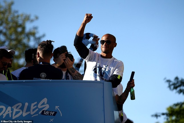 HLV Pep Guardiola quậy tưng bừng trong lễ vinh danh 'cú ăn 3' ảnh 3