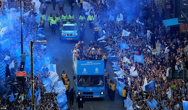 HLV Pep Guardiola quậy tưng bừng trong lễ vinh danh 'cú ăn 3' ảnh 1
