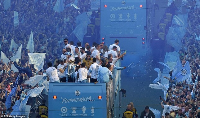 HLV Pep Guardiola quậy tưng bừng trong lễ vinh danh 'cú ăn 3' ảnh 2