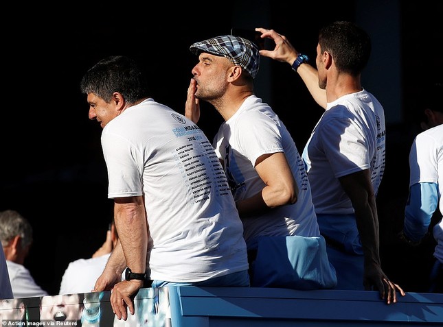 HLV Pep Guardiola quậy tưng bừng trong lễ vinh danh 'cú ăn 3' ảnh 4