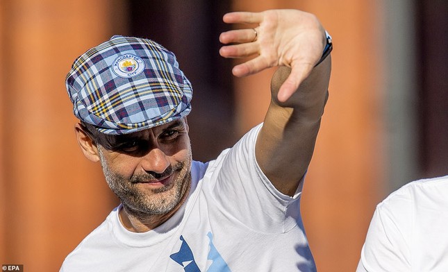 HLV Pep Guardiola quậy tưng bừng trong lễ vinh danh 'cú ăn 3' ảnh 5