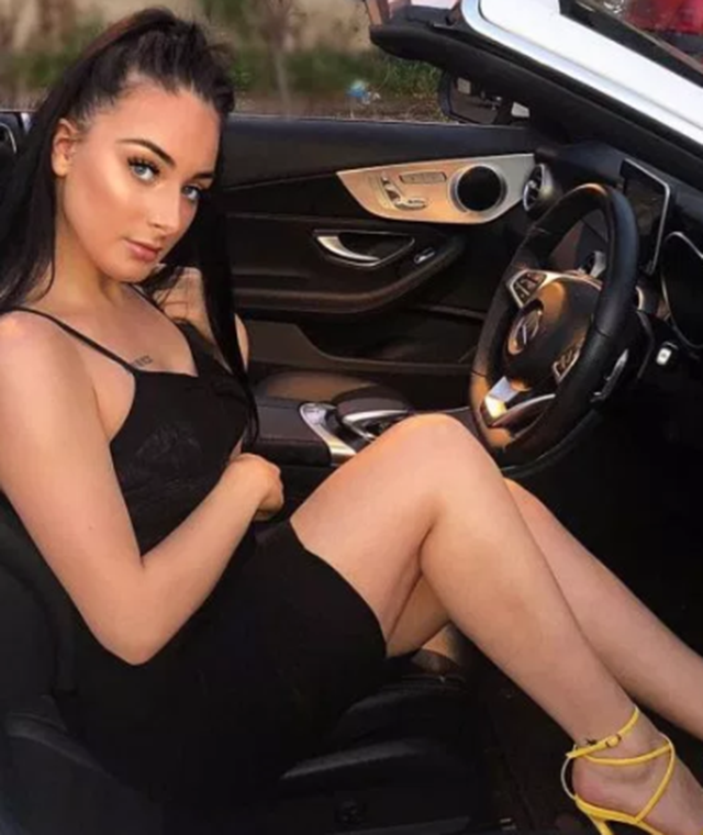 Chiêm ngưỡng 10 nàng WAGs mới “nóng” nhất Premier League ảnh 6
