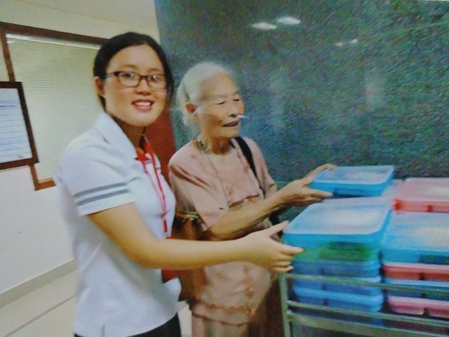 Bà cụ 82 tuổi quyên tiền để phát cháo miễn phí cho bệnh nhân nghèo ảnh 2