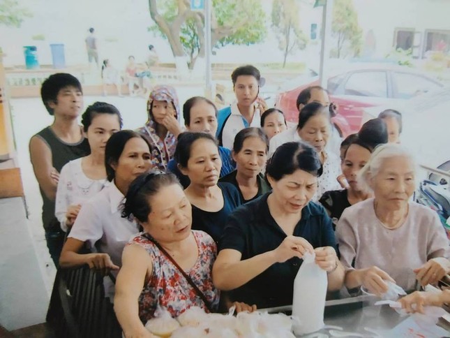 Bà cụ 82 tuổi quyên tiền để phát cháo miễn phí cho bệnh nhân nghèo ảnh 3