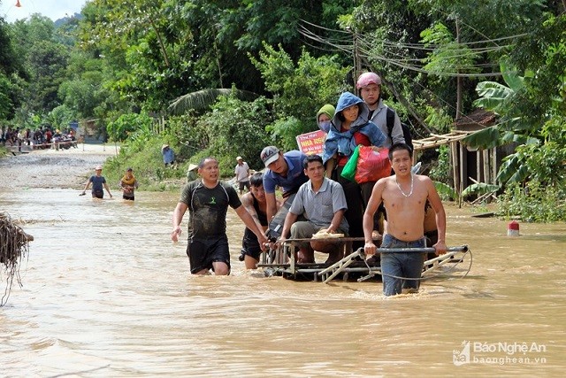 12 người chết và mất tích, còn nhiều thôn bản bị cô lập do bão số 4 ảnh 1