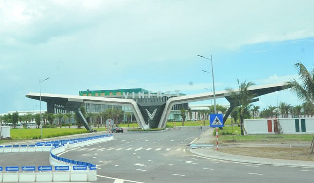 Có gì bên trong nhà máy sản xuất ôtô, xe máy của Vinfast? ảnh 1