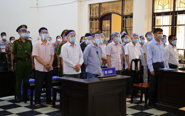 Hoãn phiên xét xử cựu Chủ tịch TP Trà Vinh vì luật sư nhiễm SARS-CoV-2 ảnh 1